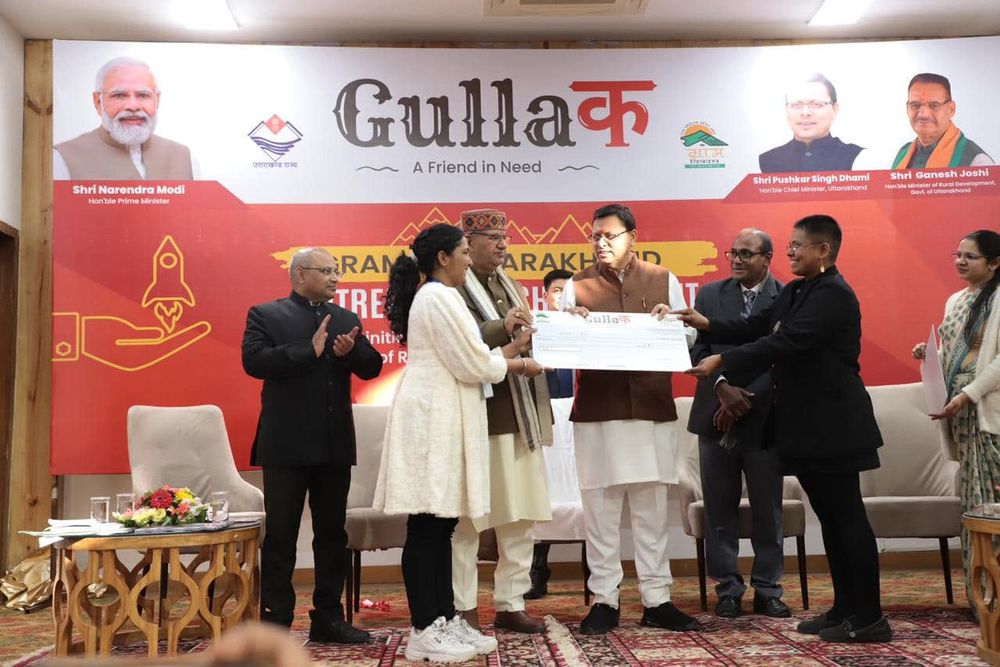 Chief Minister presenting a cheque at the Gullak summit